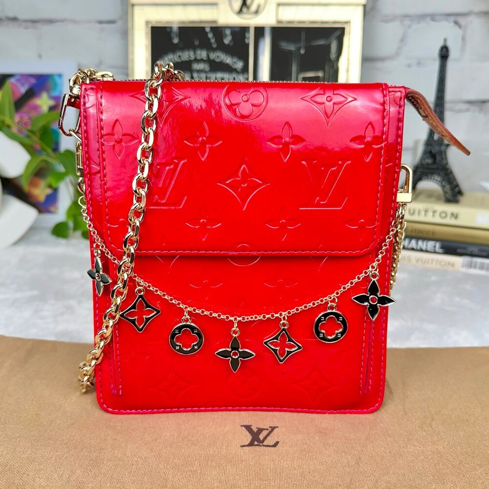 Louis Vuitton Vernis custom dyed Mott bag. Crossbody bag in pink red with chain